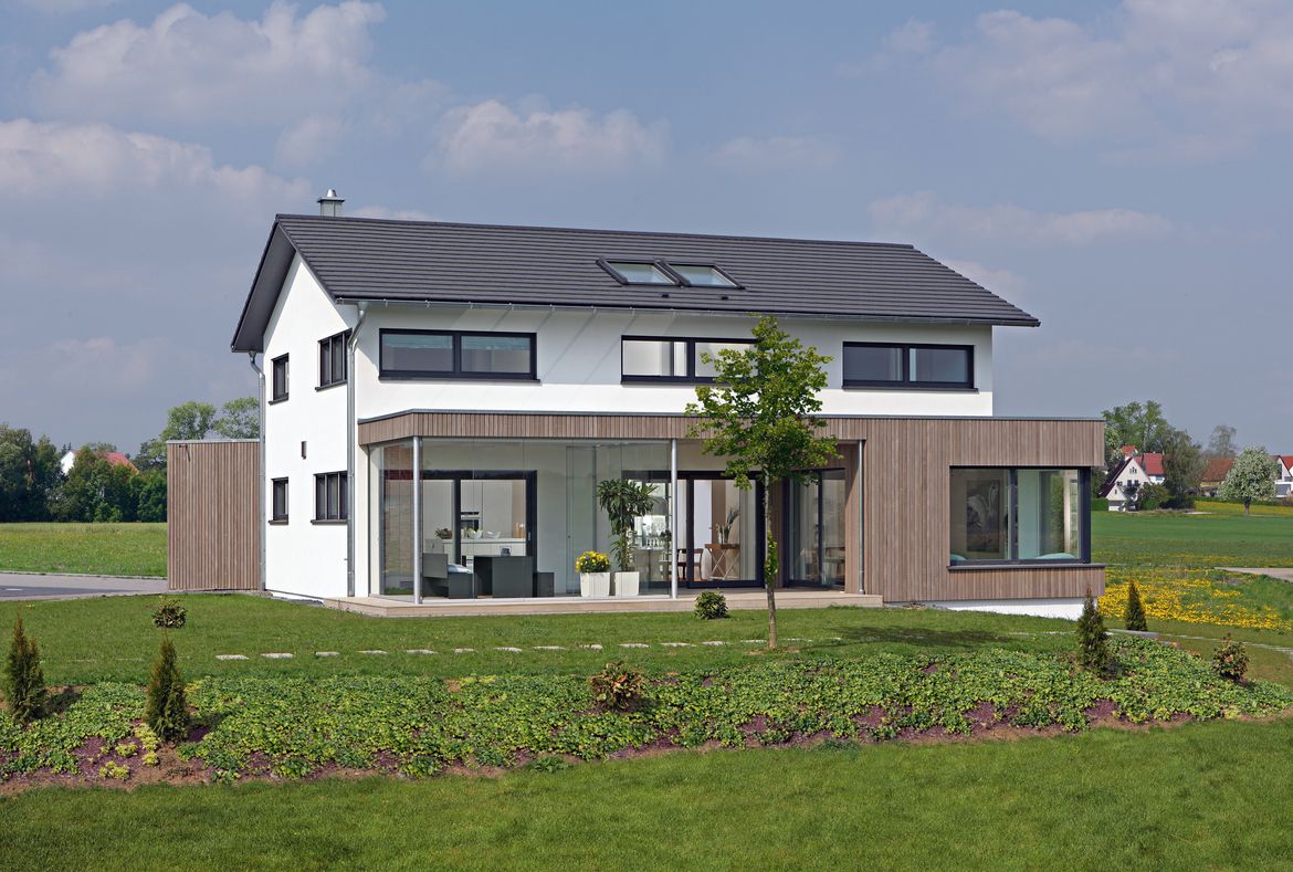 Ein Haus mit Satteldach im Grünen