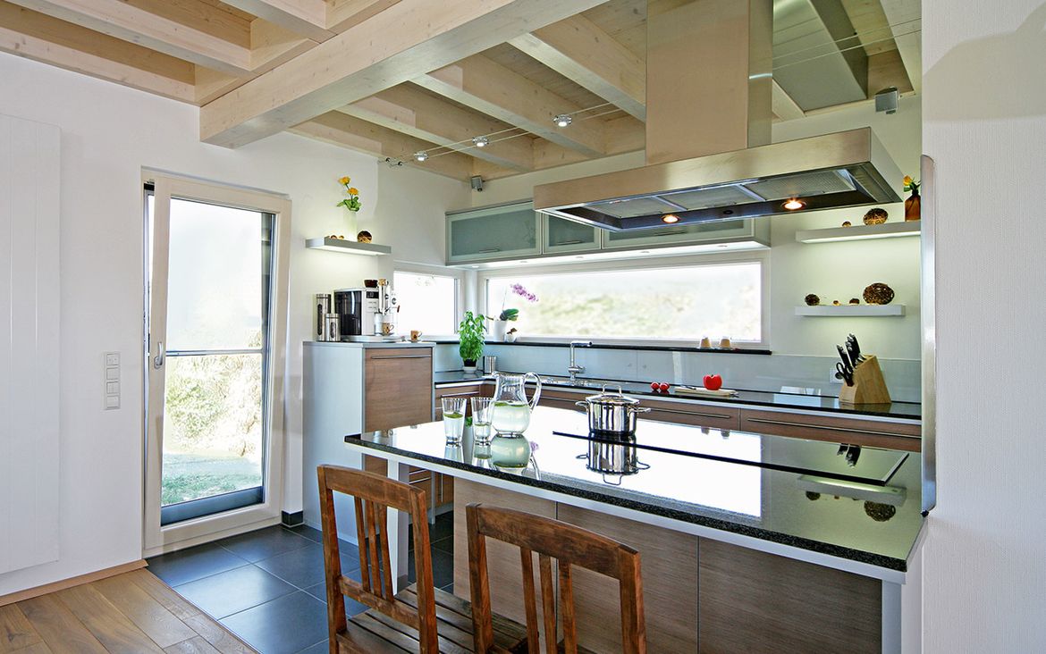 Der Blick auf eine offene Küche in einem Haus