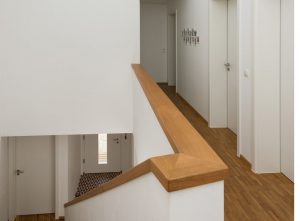 Der Treppenaufgang zu mehreren Zimmern in einem Holzhaus